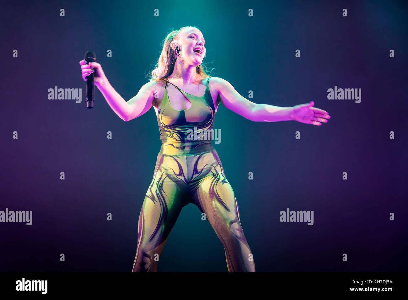 Oslo, Norway. 20th, November 2021. The Swedish singer and songwriter Zara  Larsson performs a live concert at Oslo Spektrum in Oslo. (Photo credit:  Gonzales Photo - Terje Dokken Stock Photo - Alamy