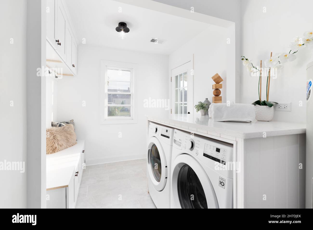 Una lavadora y una secadora, comprimidas en un armario en un apartamento en  Nueva York Fotografía de stock - Alamy
