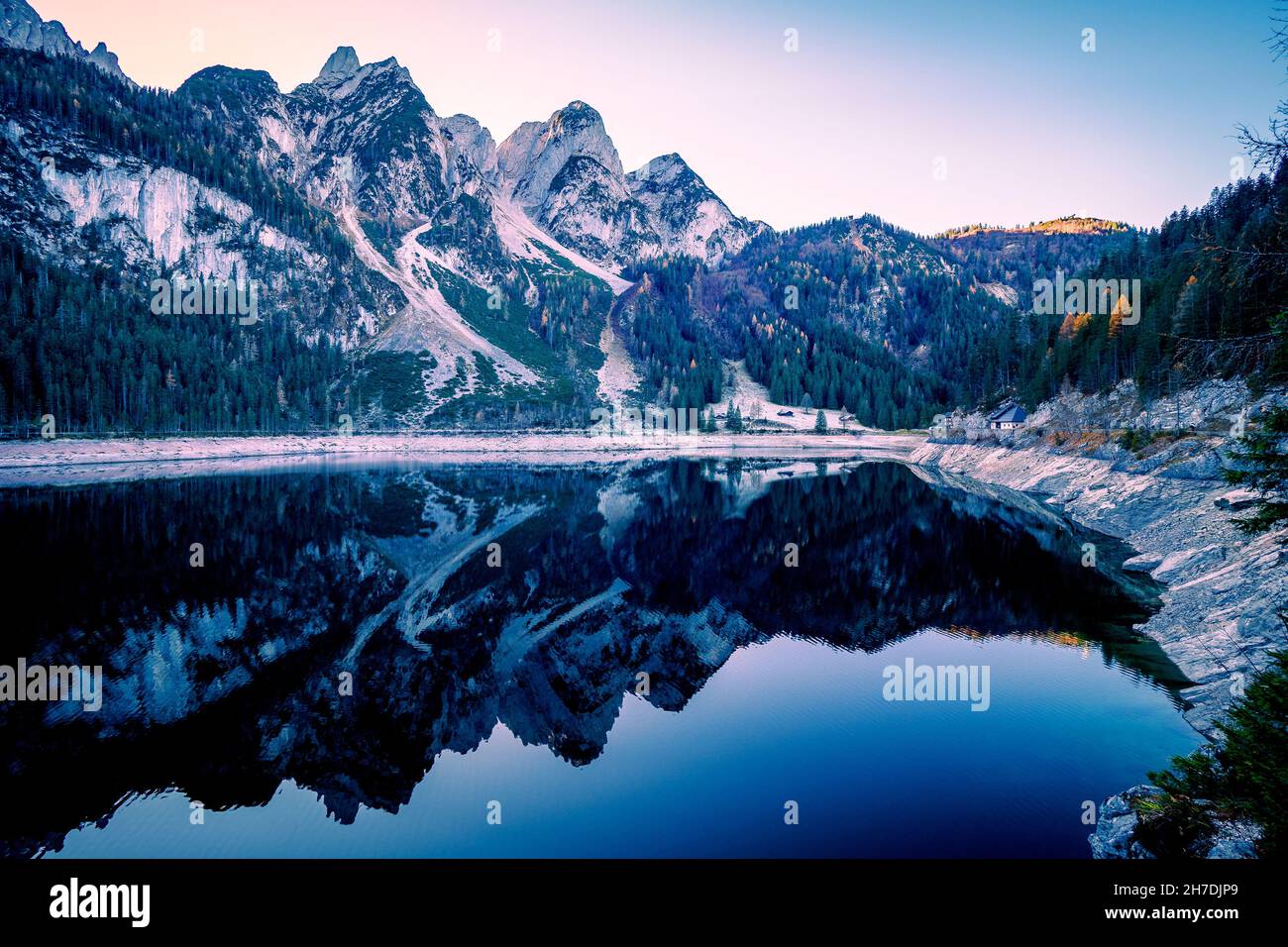 Breathtaking view of the so-called 'Gosaukamm' mountain range reflecting on the alpine Gosausee mountain lake, Gosau, Salzkammergut, OÖ, Austria Stock Photo