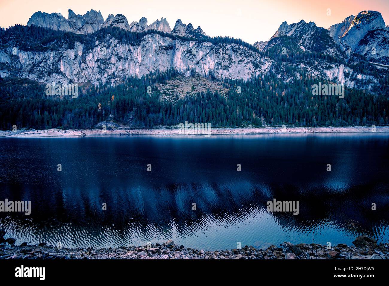 Spectacular view of the 'Gosaukamm' or 'Gosau-Kamm' mountain range high above the alpine Gosausee mountain lake, Gosau, Salzkammergut, OÖ, Austria Stock Photo