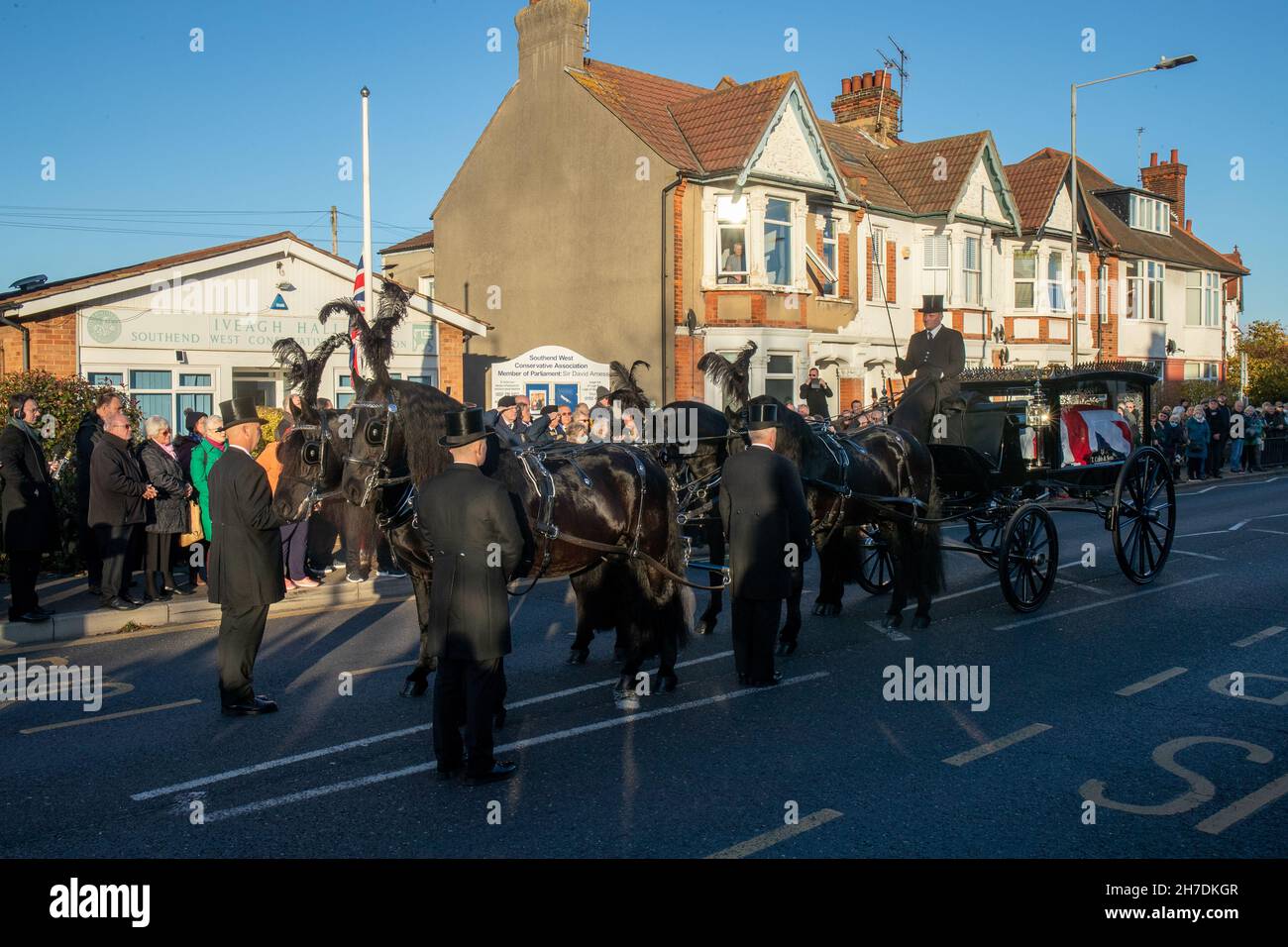 SOUTHEND, ENGLAND, NOVEMBER 22ND 2021, Members of the public align the streets outside Southend West Conservative Association's Iveagh Hall to pay their respects as a horse-drawn hearse carrying the coffin of murdered Southend West MP Sir David Amess stops as a part of it procession. Stock Photo