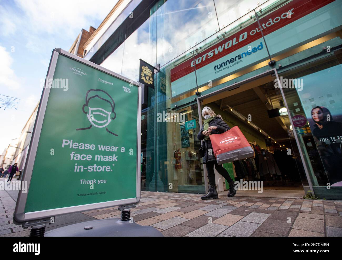 A sign outside Cotswold Outdoor in Belfast, advising customers to wear a mask Stock Photo Alamy