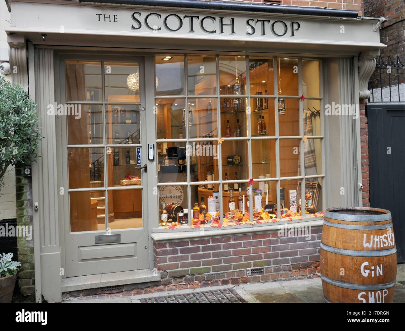 Whiskey off licence hires stock photography and images Alamy