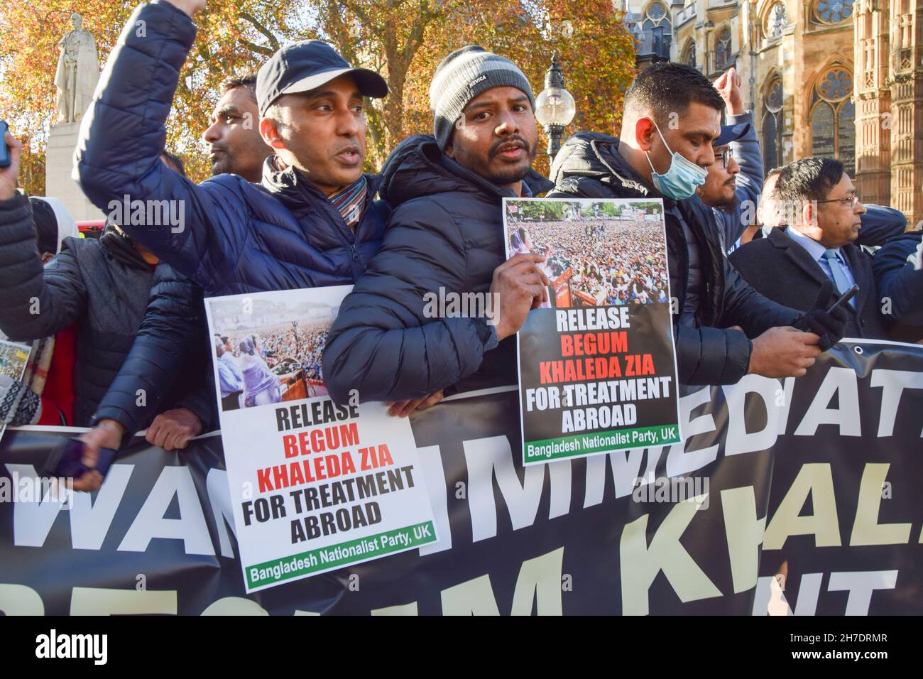 London, UK. 22nd November 2021. Protesters gathered outside the parliament in support of former Bangladesh Prime Minister and Bangladesh Nationalist Party leader Khaleda Zia, who has been suffering health problems, demanding that she be released for treatment abroad. Credit: Vuk Valcic / Alamy Live News Stock Photo