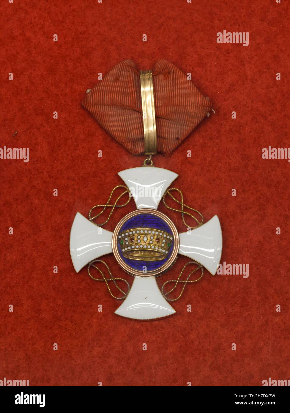 The Order of the Crown of Italy (Ordine della Corona d'Italia) on display in the Armistice Museum in the Forest of Compiègne (Forêt de Compiègne) near Compiègne in France. French general Louis Auguste Adrian (1859 – 1933) was awarded by this Italian national order. The Armistice Museum is located on the ground of the Glade of the Armistice where the Armistice of 11 November 1918 that ended the First World War was signed. Stock Photo