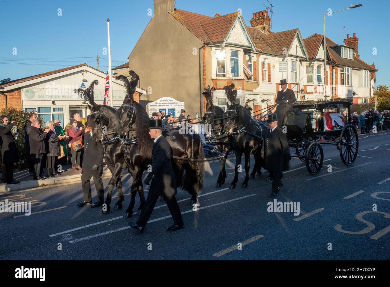 SOUTHEND ON SEA, GBR. NOV 22ND. Members of the public align the streets outside Southend West Conservative Association's Iveagh Hall to pay their respects as a horse-drawn hearse carrying the coffin of murdered Southend West MP Sir David Amess on Monday 22nd November 2021. (Credit: Lucy North | MI News) Credit: MI News & Sport /Alamy Live News Stock Photo
