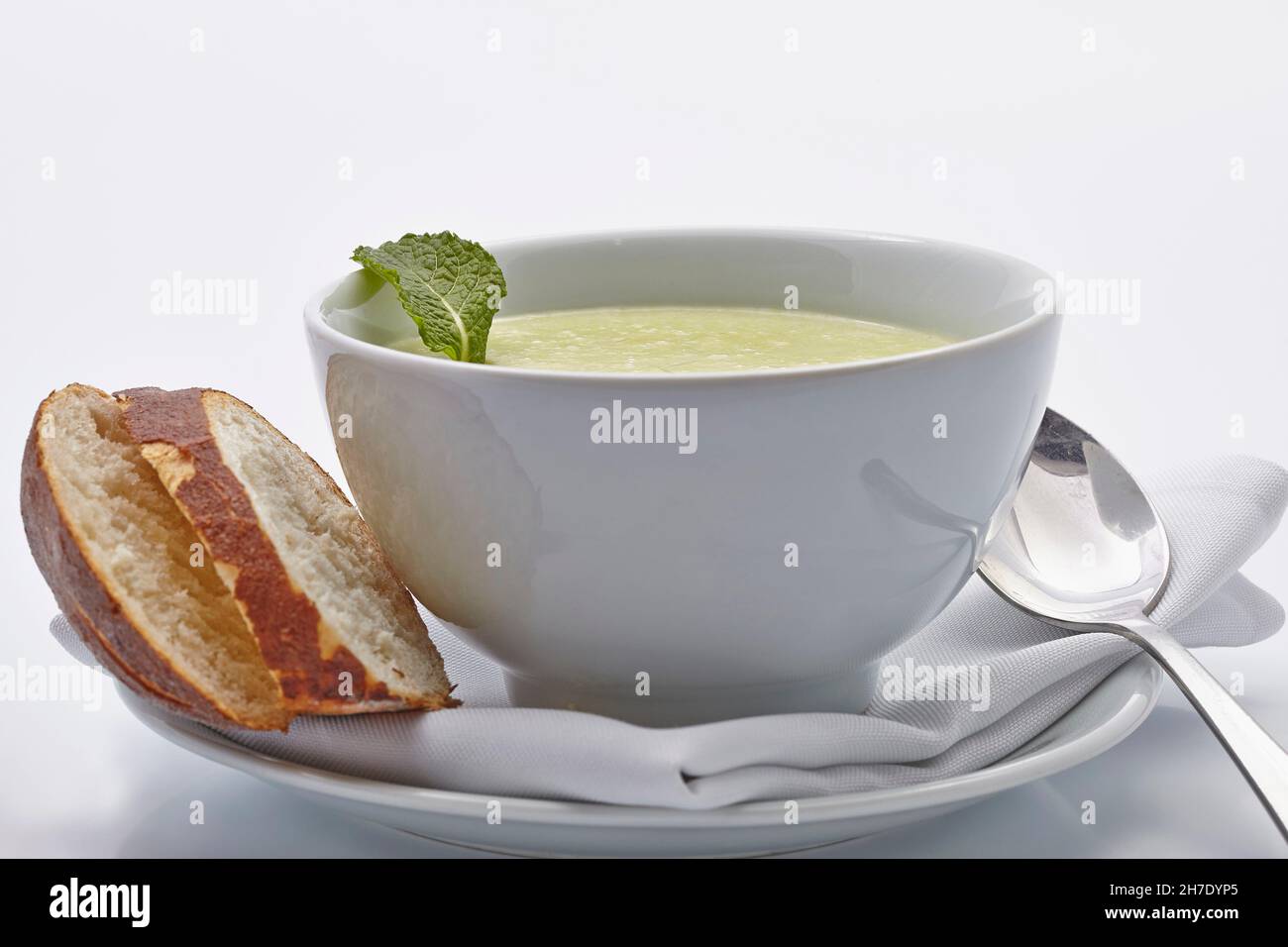 Cream of spinach soup Stock Photo - Alamy