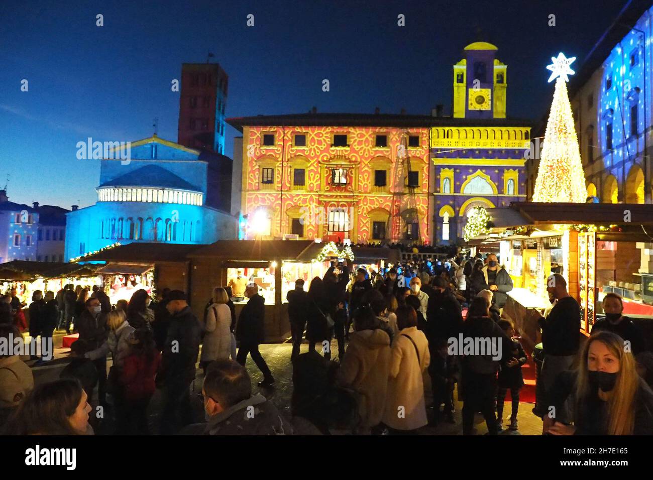 Tuscany christmas market hi res stock photography and images Alamy