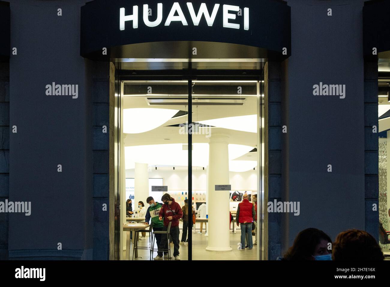 Huawei barcelona store hi-res stock photography and images - Alamy