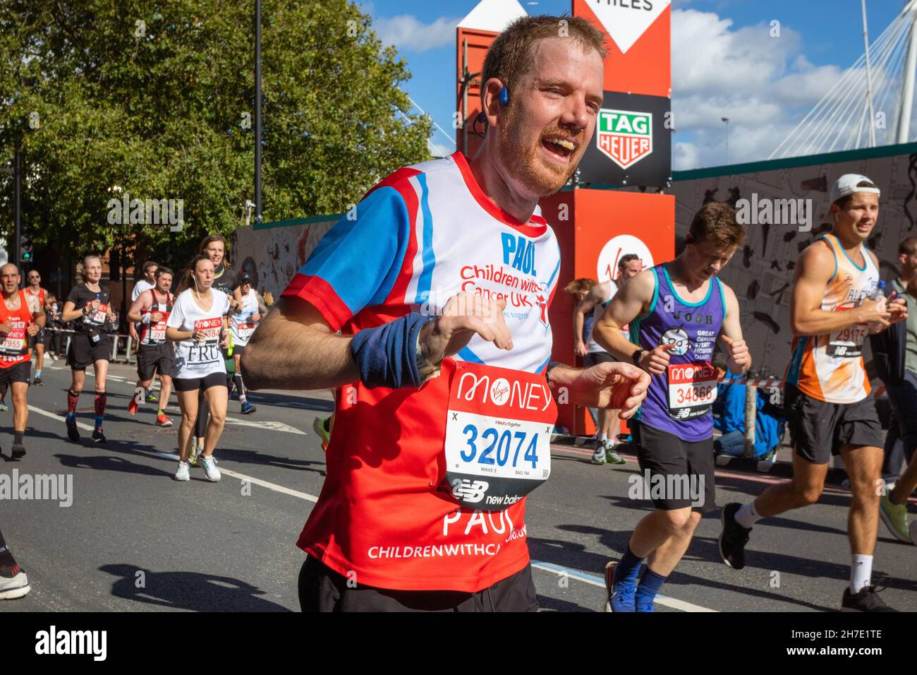 Man running with smile on face, Virgin Money London Marathon 2021 at the 25 mile point, Victoria Embankment. Stock Photo