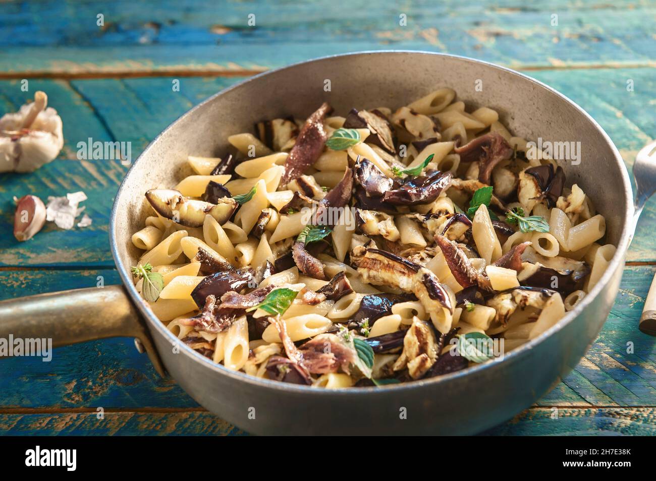 Penne con melanzane e menta (pasta with grilled aubergines and peppermint, Italy) Stock Photo