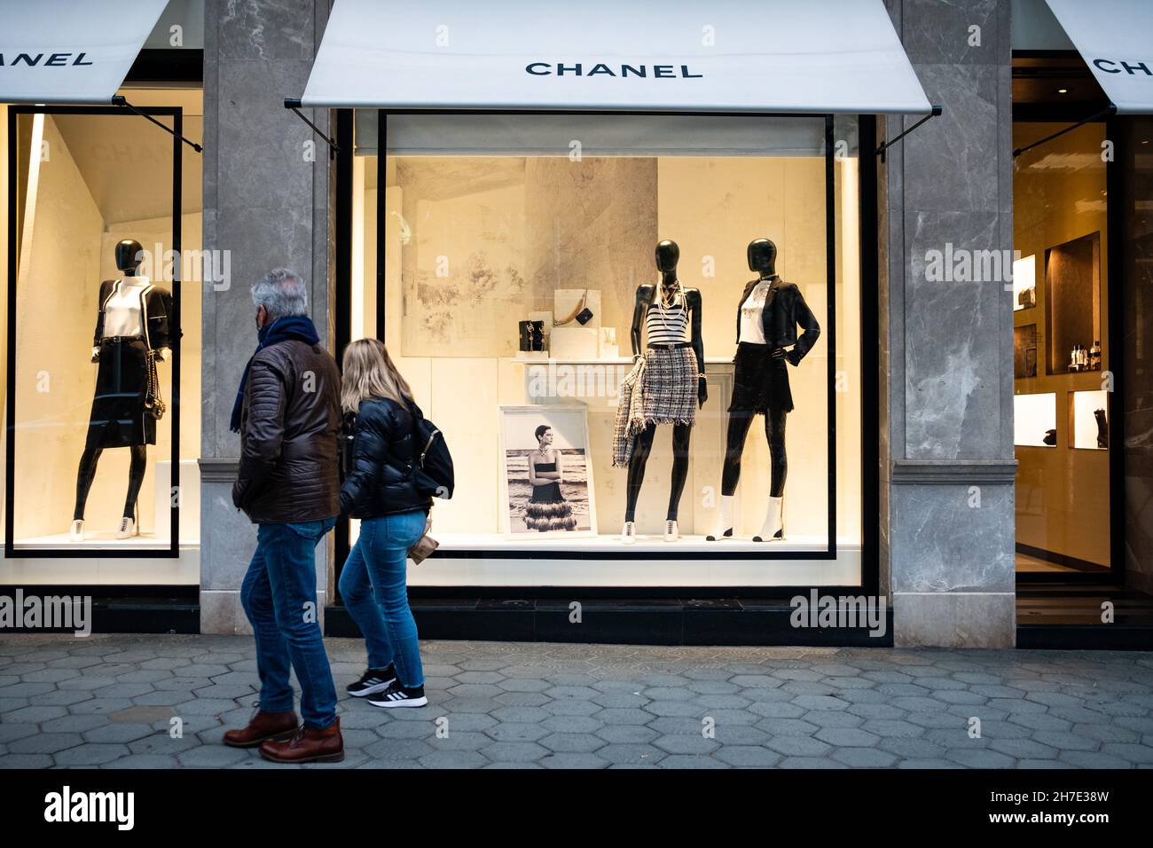 People walk past a Chanel fashion store in the Passeig de Gracia street in  uptown Barcelona, Spain on November 20, 2021. (Photo by Davide Bonaldo/Sipa  USA Stock Photo - Alamy