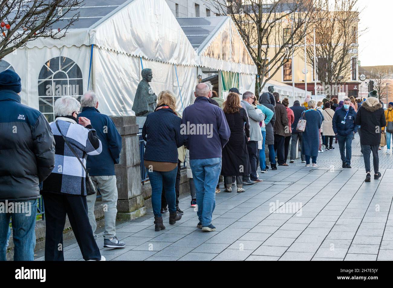 Cork, Ireland. 22nd Nov, 2021. Around 150 students There were big queues at Cork City Vaccination Centre in Cork City Hall this afternoon for COVID-19 jabs. Credit: AG News/Alamy Live News Stock Photo