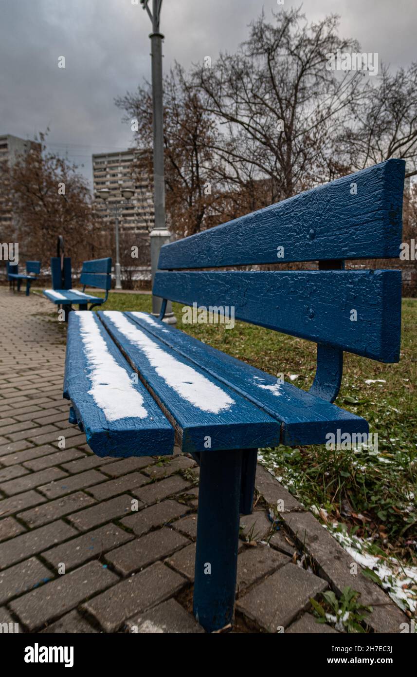 Empty benches square hi-res stock photography and images - Alamy