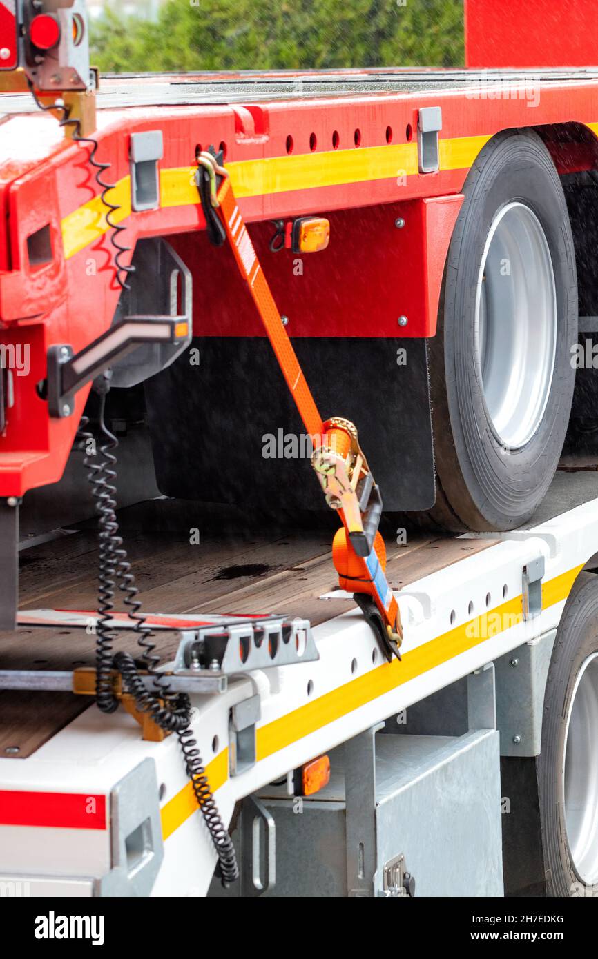 Truck platforms, reinforced anchorage with a ratchet fixing strap to