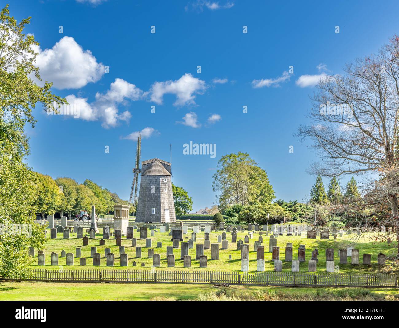 South End Cemetery and Gardiners Windmill, East Hampton, NY Stock Photo