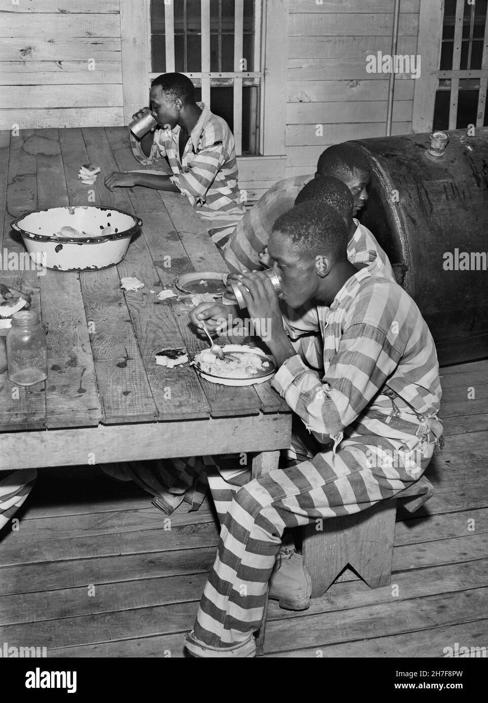 Convicts eating Dinner, Greene County, Georgia, USA, Jack Delano, U.S. Farm Security Administration, U.S. Office of War Information Photograph Collection, June 1941 Stock Photo