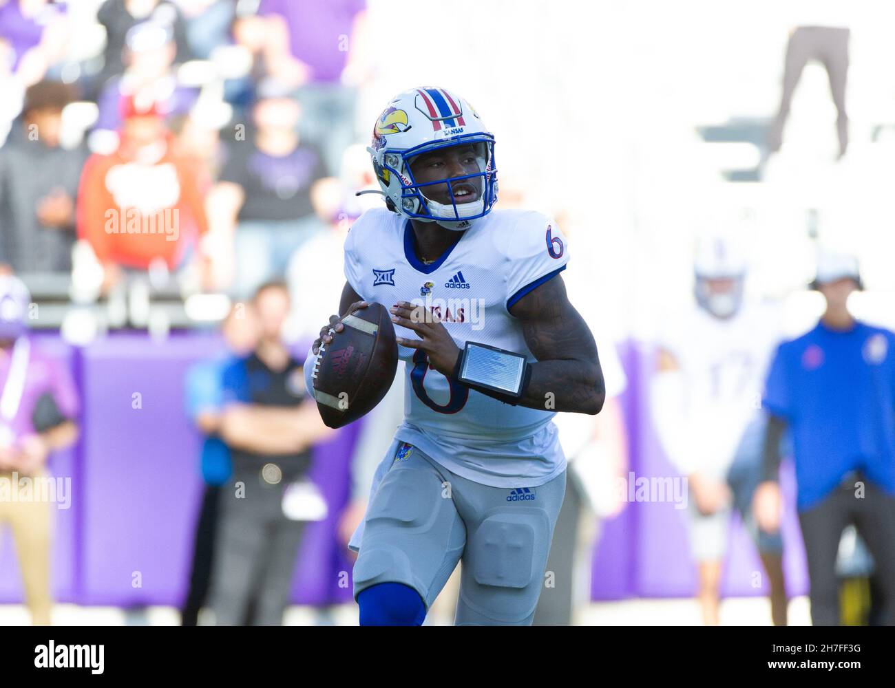 fort-worth-texas-usa-20th-nov-2021-kansas-jayhawks-quarterback