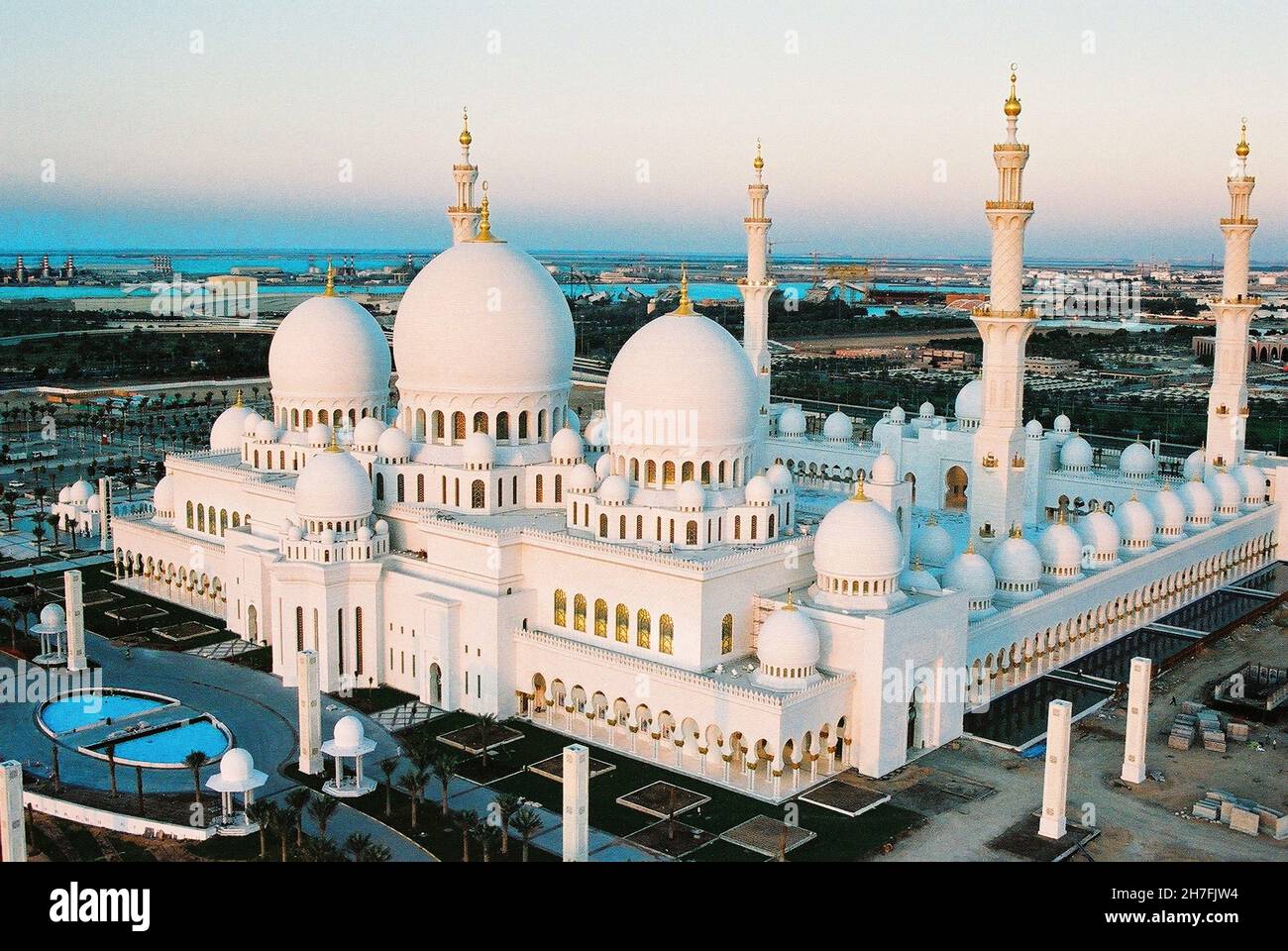 ABU DHABI. AERIAL VIEW OF THE SHEIKH ZAYED MOSQUE, BIGGER MOSQUE IN THE UNITED ARAB EMIRATES THAT CAN WELCOME 40 000 VISITORS, ALIGNS SUPERLATIVES: 22 Stock Photo