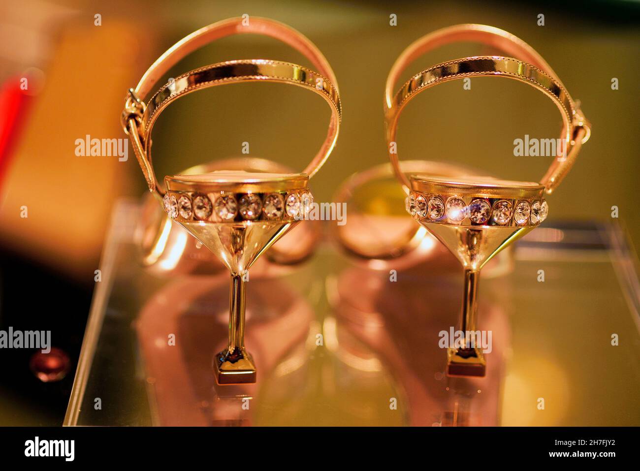 UNITED ARAB EMIRATES, DUBAI, LUXURIOUS SHOES IN THE SHOPPING CENTER OF