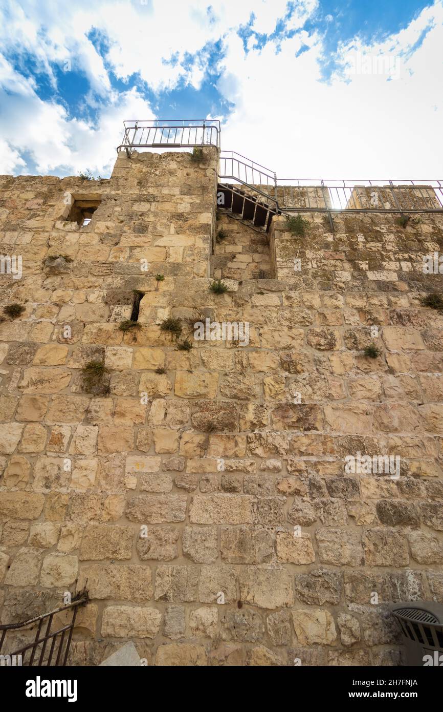 jerusalem-israel. 13-10-2021. The famous and ancient walls around the Old City of the Jewish Quarter in Jerusalem, against a background of blue skies Stock Photo