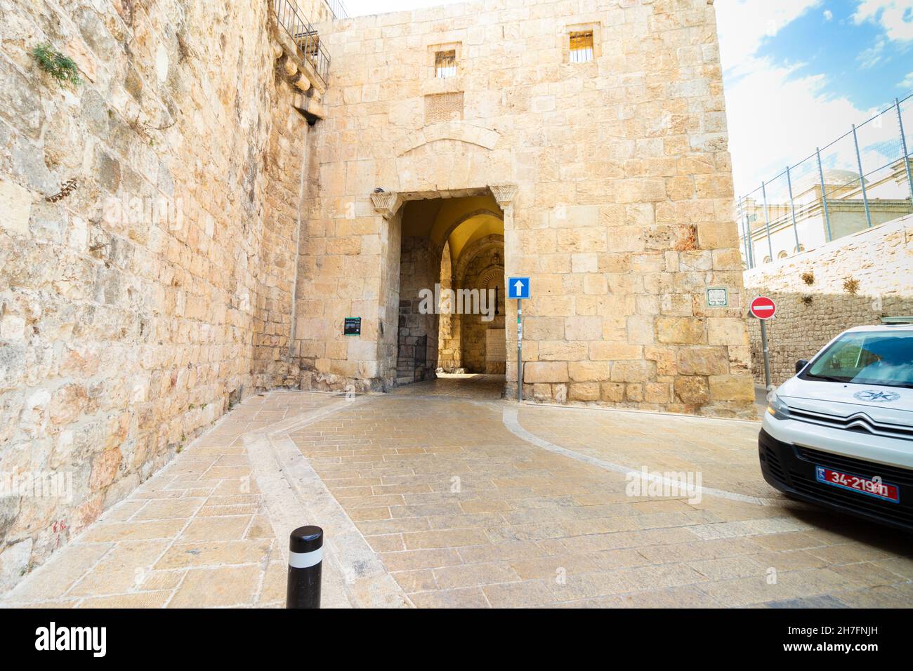 jerusalem-israel. 13-10-2021. A view of the Jewish quarter of the famous Sha'ar Zion, on a police car next to the walls of the Old City of Jerusalem Stock Photo