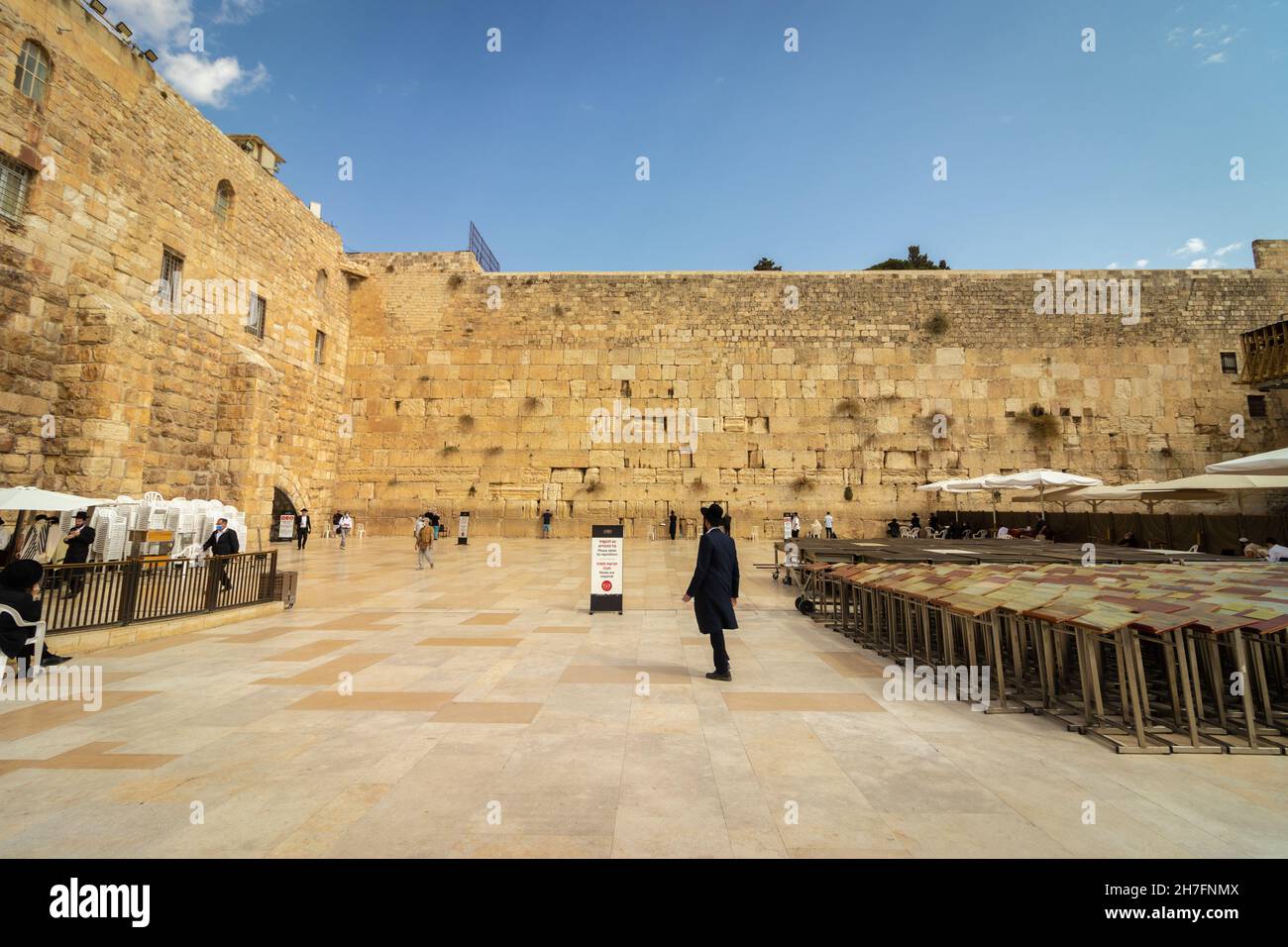 jerusalem-israel. 13-10-2021. The men's prayer plaza at the Western Wall in Jerusalem, signs on the floor warning people to wear a face mask to protec Stock Photo