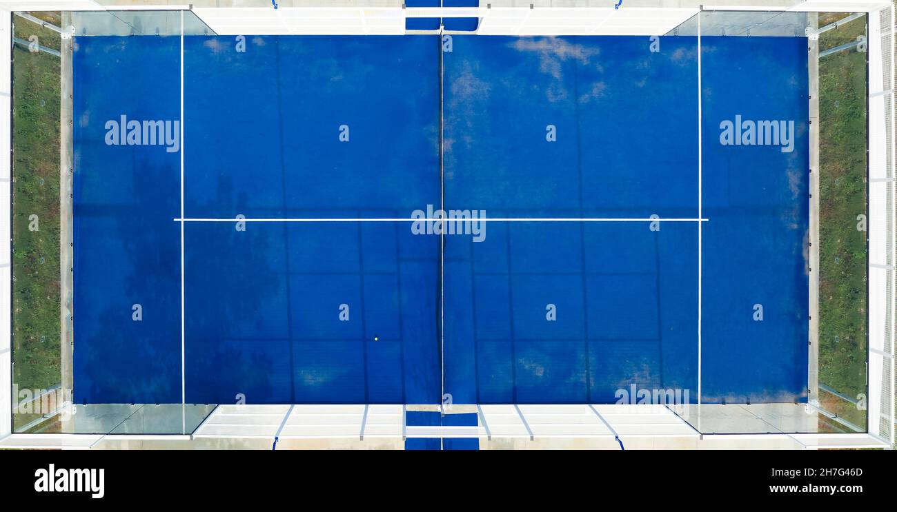 View from above, stunning aerial view of an empty blue padel court. Padel is a mix between Tennis and Squash. It's usually played in doubles on an enc Stock Photo
