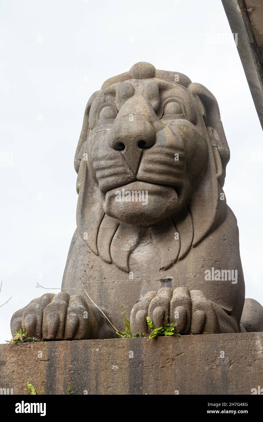 Sculpture of lion in stone on Britannia Bridge, Anglesey, North Wales Stock Photo