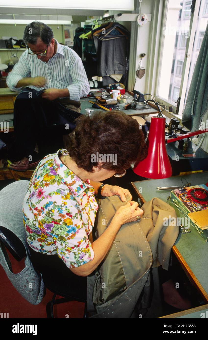 GREAT BRITAIN. LONDON. BRITISH CHIC. MOST OF THE TRADITIONNAL TAILORS HAVE THEIR SHOPS AND WORKSHOPS IN SAVILE ROW. HERE A COSTUME UNDER FABRICATION A Stock Photo
