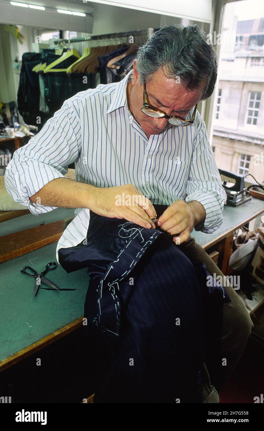 GREAT BRITAIN. LONDON. BRITISH CHIC. MOST OF THE TRADITIONNAL TAILORS HAVE THEIR SHOPS AND WORKSHOPS IN SAVILE ROW. HERE A COSTUME UNDER FABRICATION A Stock Photo