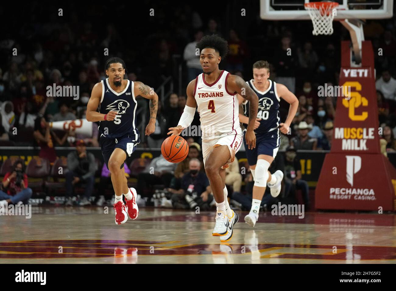 Southern California Trojans guard Malik Thomas (4) dribbles the ball against the Dixie State Trailblazers during an NCAA college basketball game, Mond Stock Photo