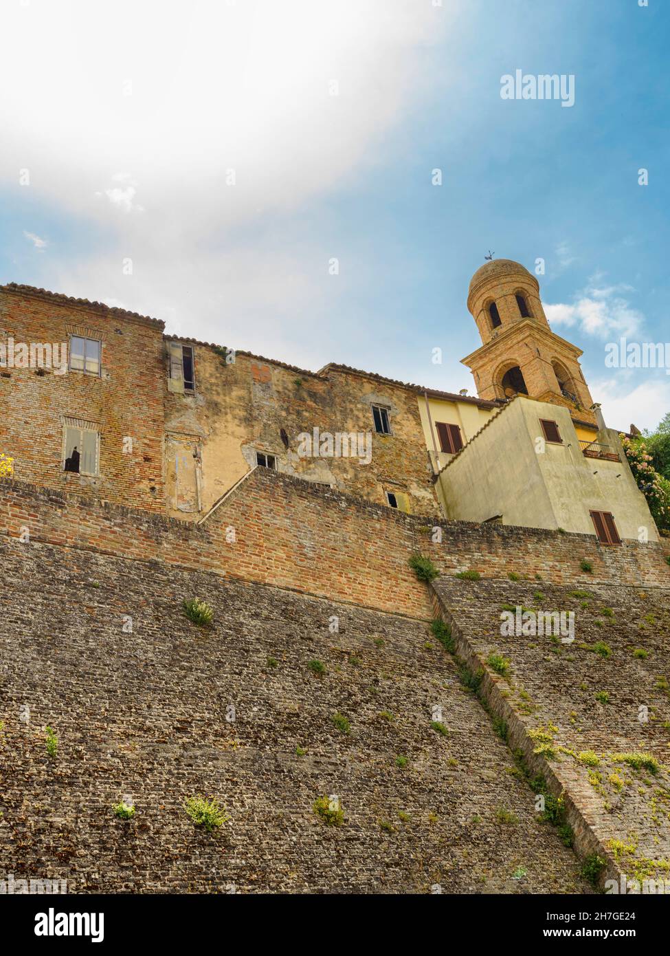 Mondavio, Pesaro e Urbino province, Marche, Italy: medieval city surrounded by walls Stock Photo