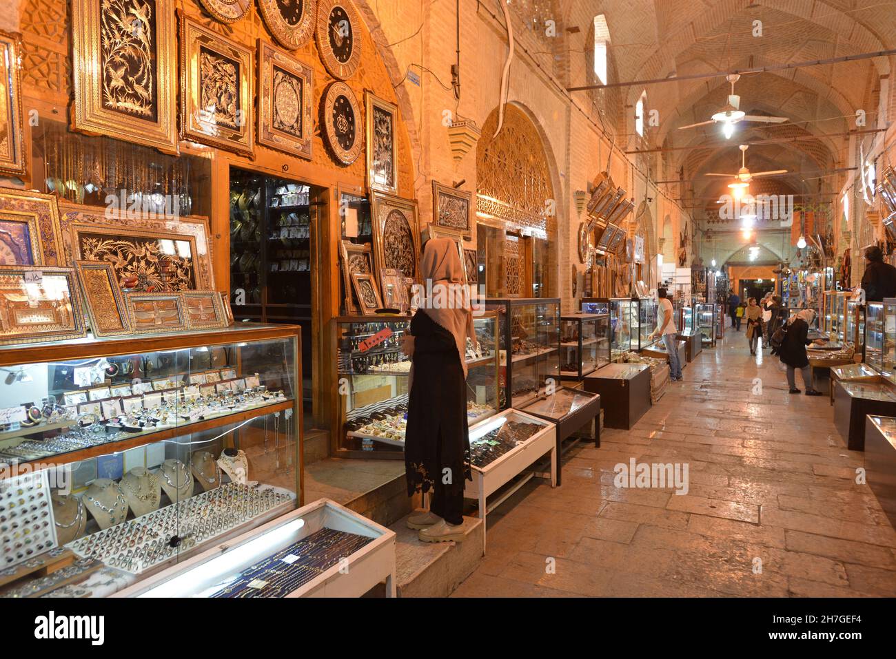 IRAN. SHIRAZ. THE GREAT BAZAAR OF VAKIL WAS FIRST BUILT DURING THE XITH CENTURY. IT HAS NUMEROUS ALLEYS SPECIALIZED IN JEWELRY, RUGS, SPICES, CLOTHES. Stock Photo