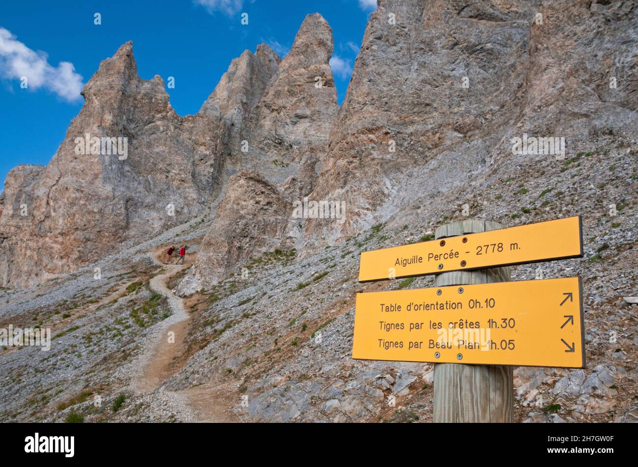 Hiking trail signposts, Aiguille Percee (2778m), Vanoise massif, Tignes, Savoie (73), Auvergne-Rhone-Alpes, France Stock Photo