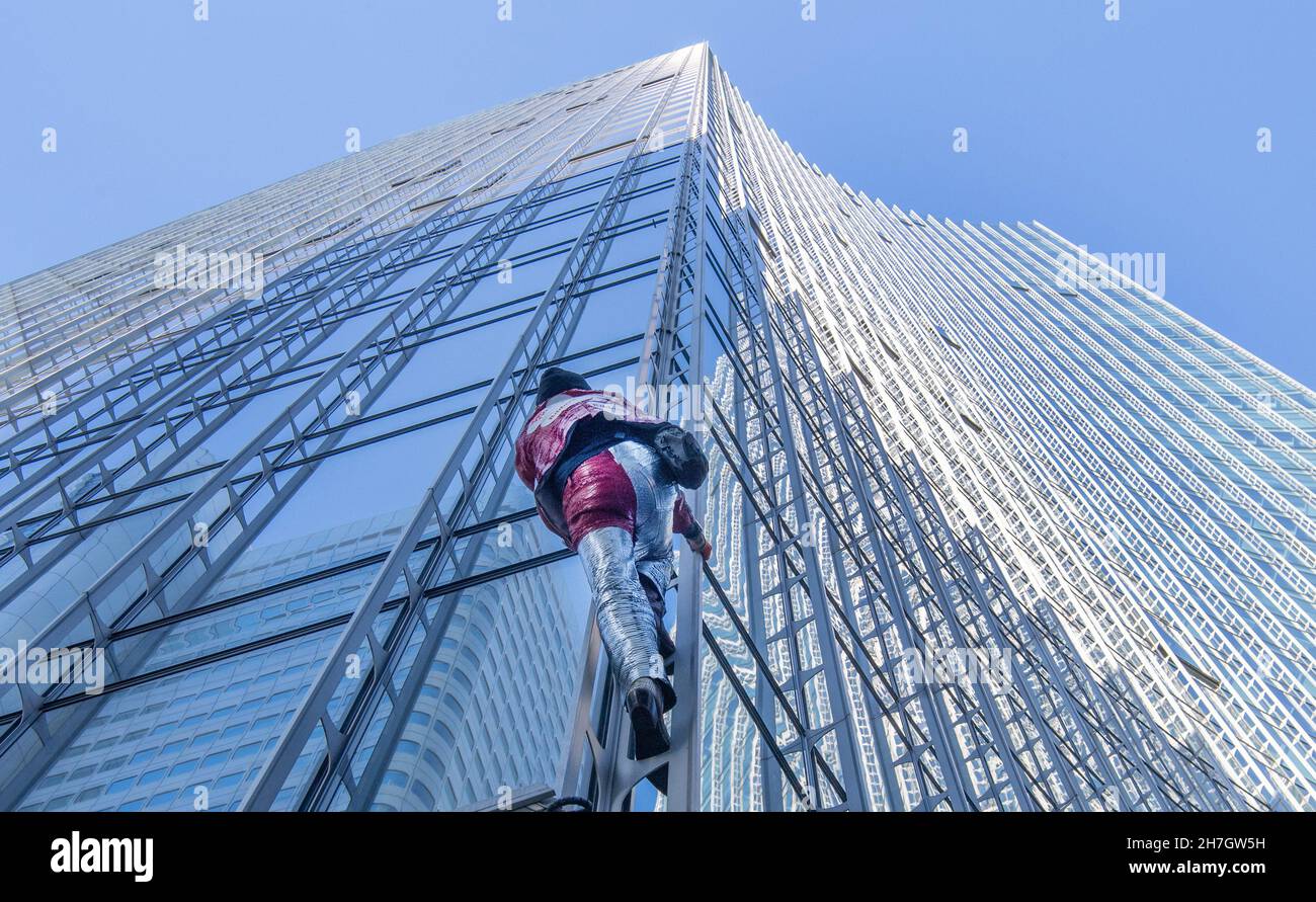 Frankfurt, Germany. 23 November 2021, Hessen, Frankfurt/Main: The French  extreme climber Alain Robert climbs up the facade of the Skyper high-rise  in Frankfurt am Main without any protection. In the past, he