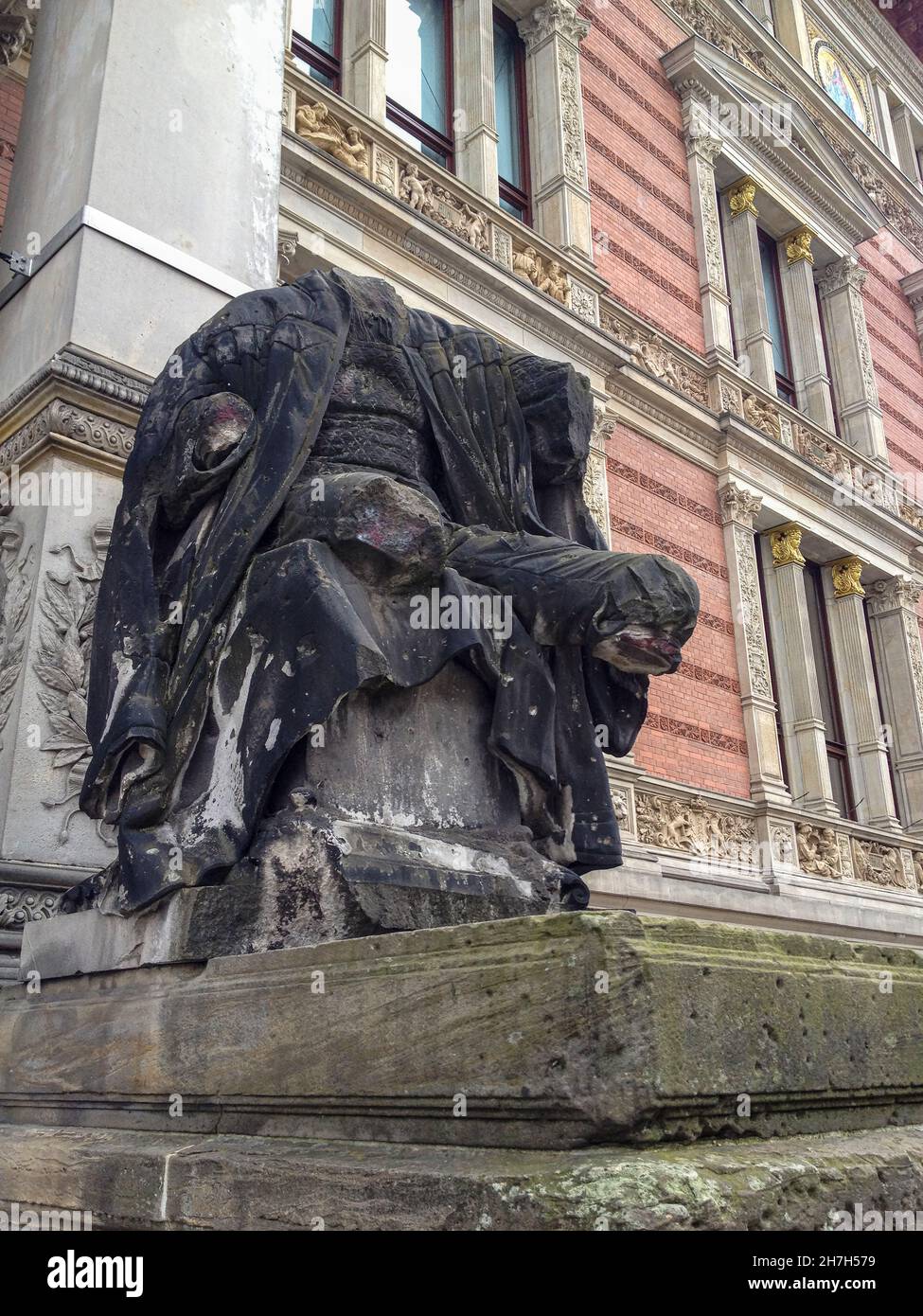 Broken corner of a building hi-res stock photography and images - Alamy