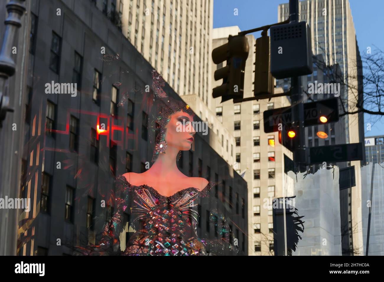 SAKS 5TH AVENUE 5TH AVENUE WINDOWS CHRISTMAS MANHATTAN NEWYORK USA