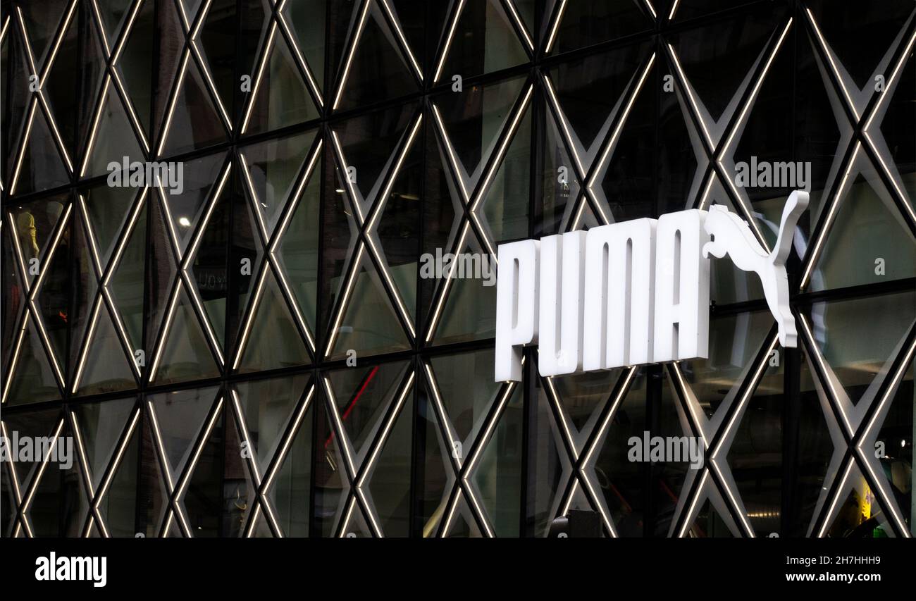 Puma store logo hi-res stock photography and images - Alamy