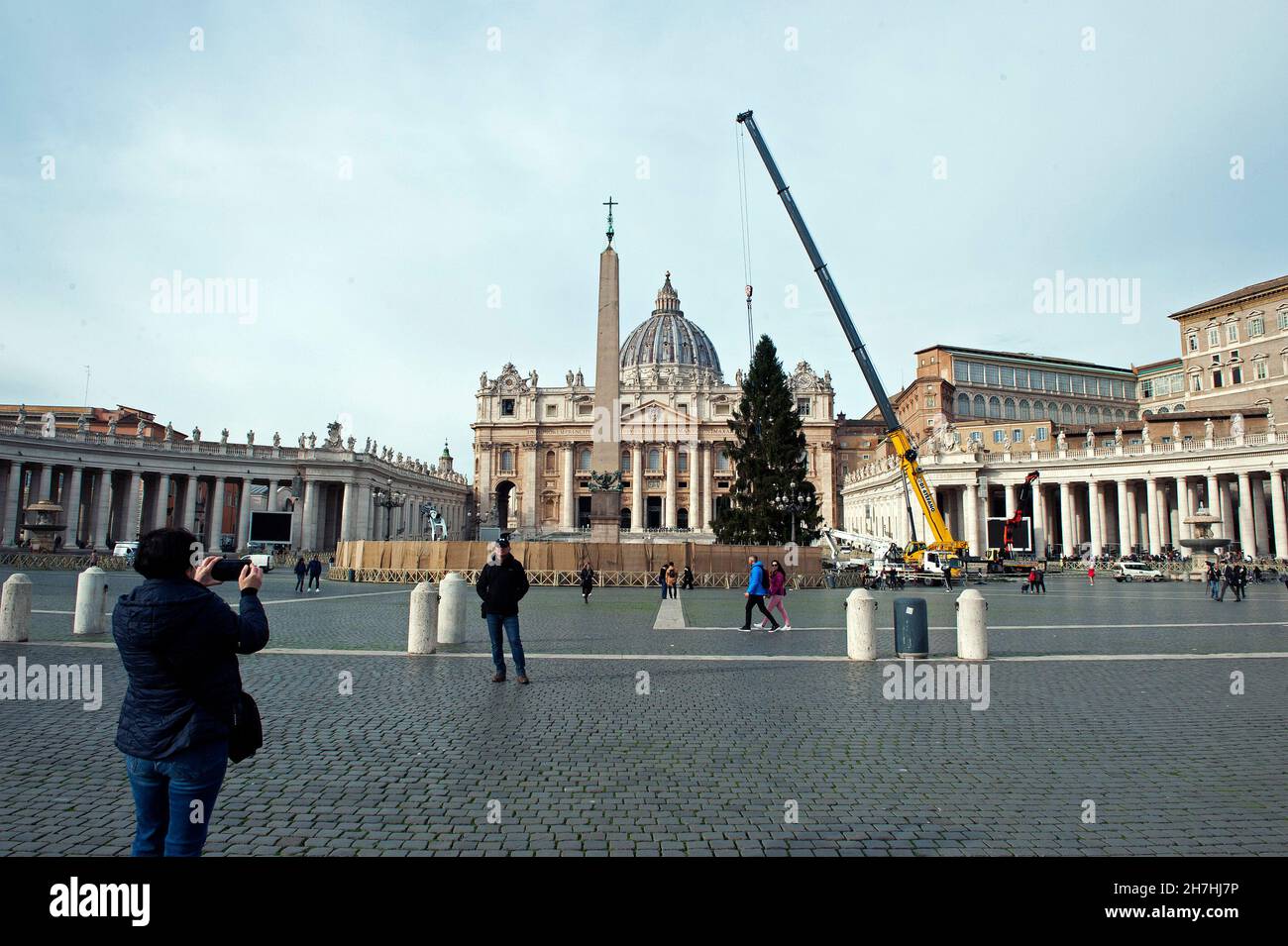 Italy, Rome, Vatican, 2021/11/23  A crane lifts a Christmas Tree, a spruce of 28 meters, that was taken from the forests of Andalo in the Trentino region, during its installation at St. Peter's Square in the Vatican.  . Photograph by Alessia Giuliani / Catholic Press Photo. RESTRICTED TO EDITORIAL USE - NO MARKETING - NO ADVERTISING CAMPAIGNS. Stock Photo