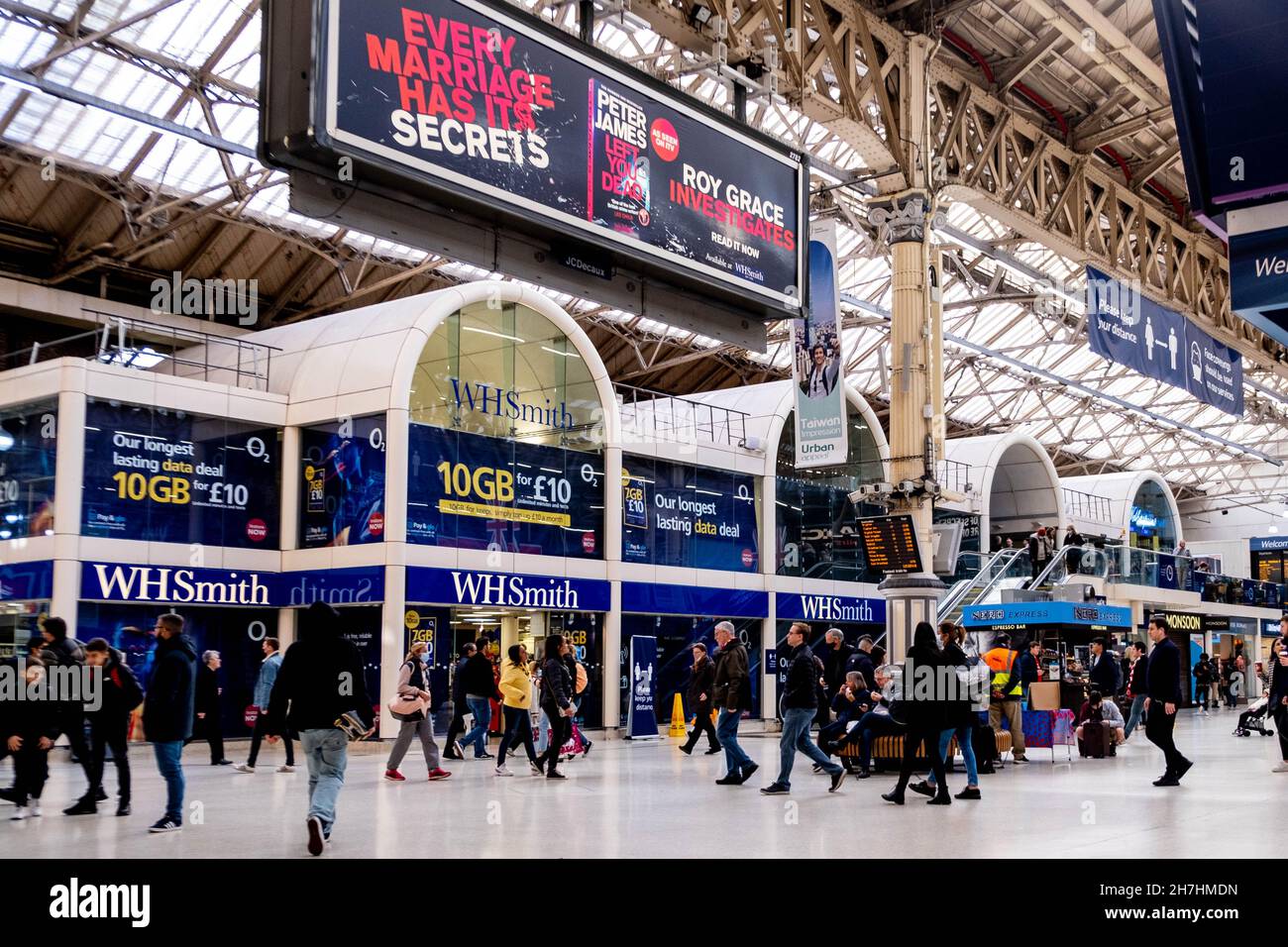 Victoria Westminster London England UK, November 7 2021, Crowds Of People Arriving At Victoria Overground Railway Station Stock Photo