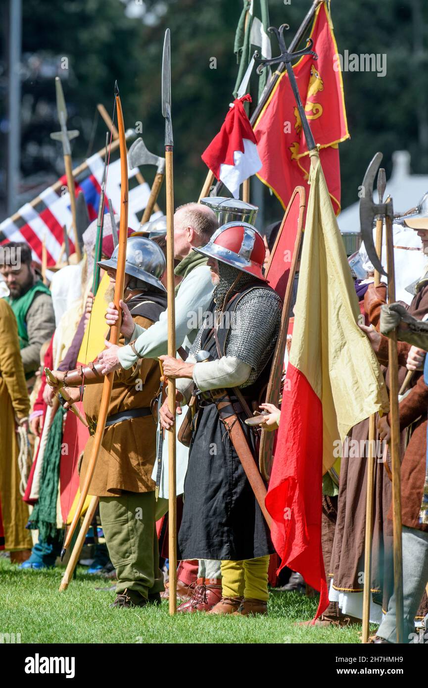 Medieval battle reenactment hi-res stock photography and images - Alamy