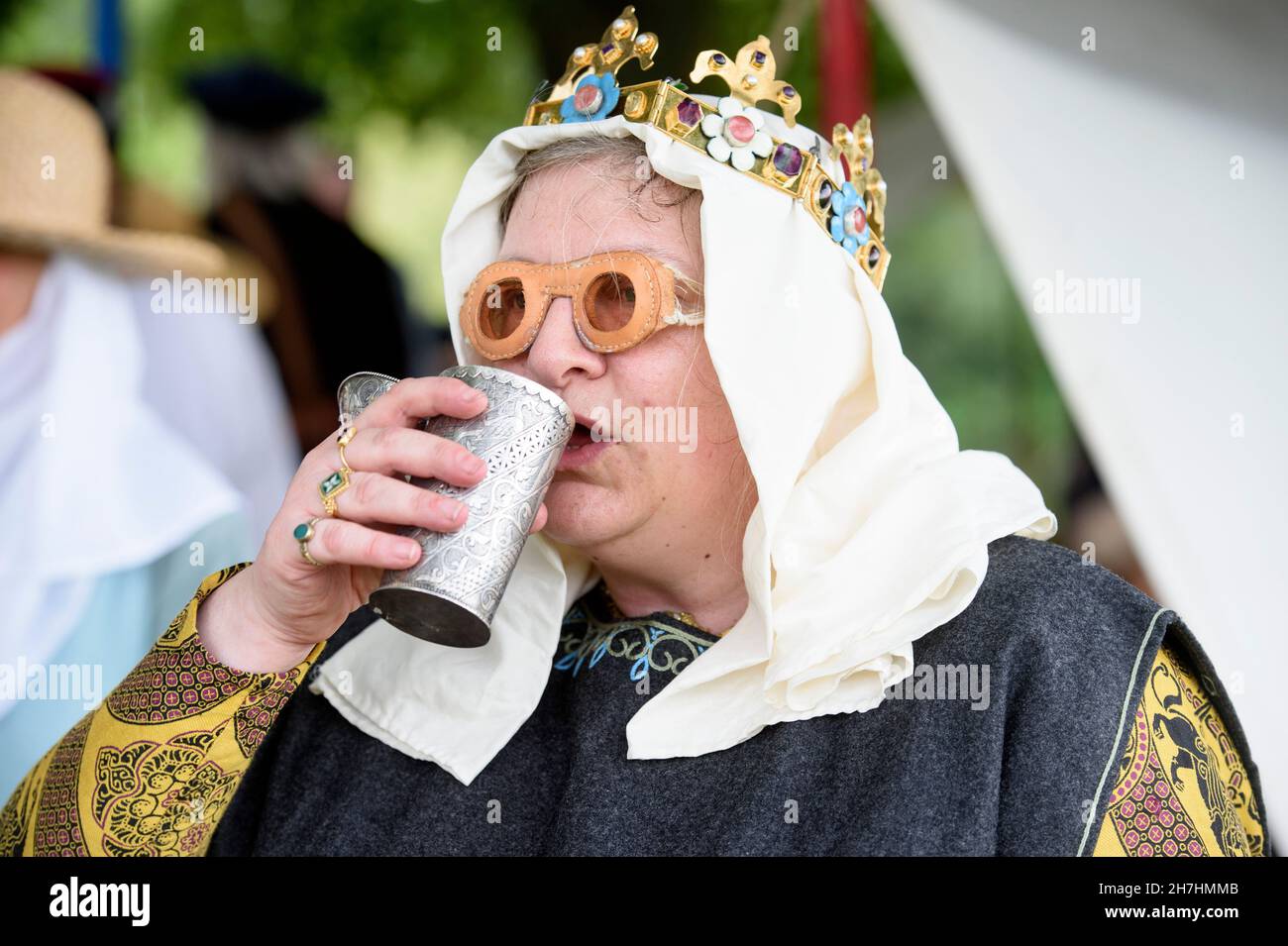 A queen with improvised 'medieval' glasses at a reconstruction of the 1265 Battle of Evesham on the Crown Meadow. Stock Photo