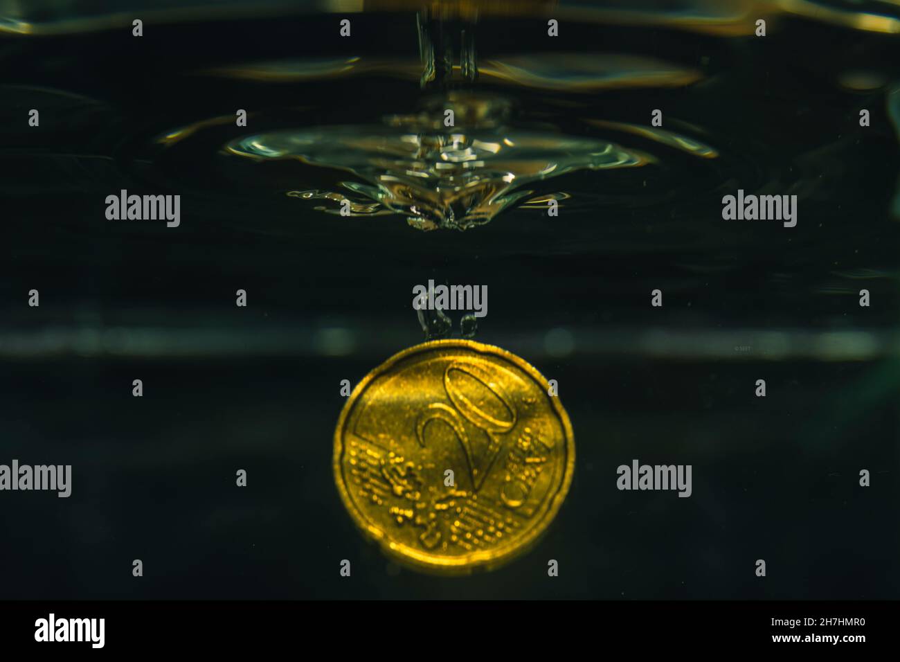 20 cent euro coin sinking through water Stock Photo Alamy