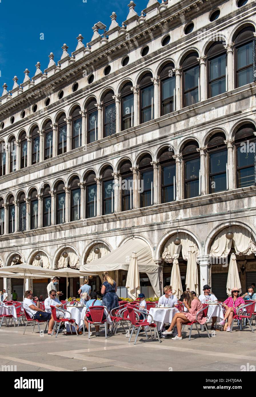 Café in front of Procuratie Vecchie (Old procuracies) building by Bartolomeo Bon, Piazza San Marco (St Mark's Square), Venice, Italy Stock Photo
