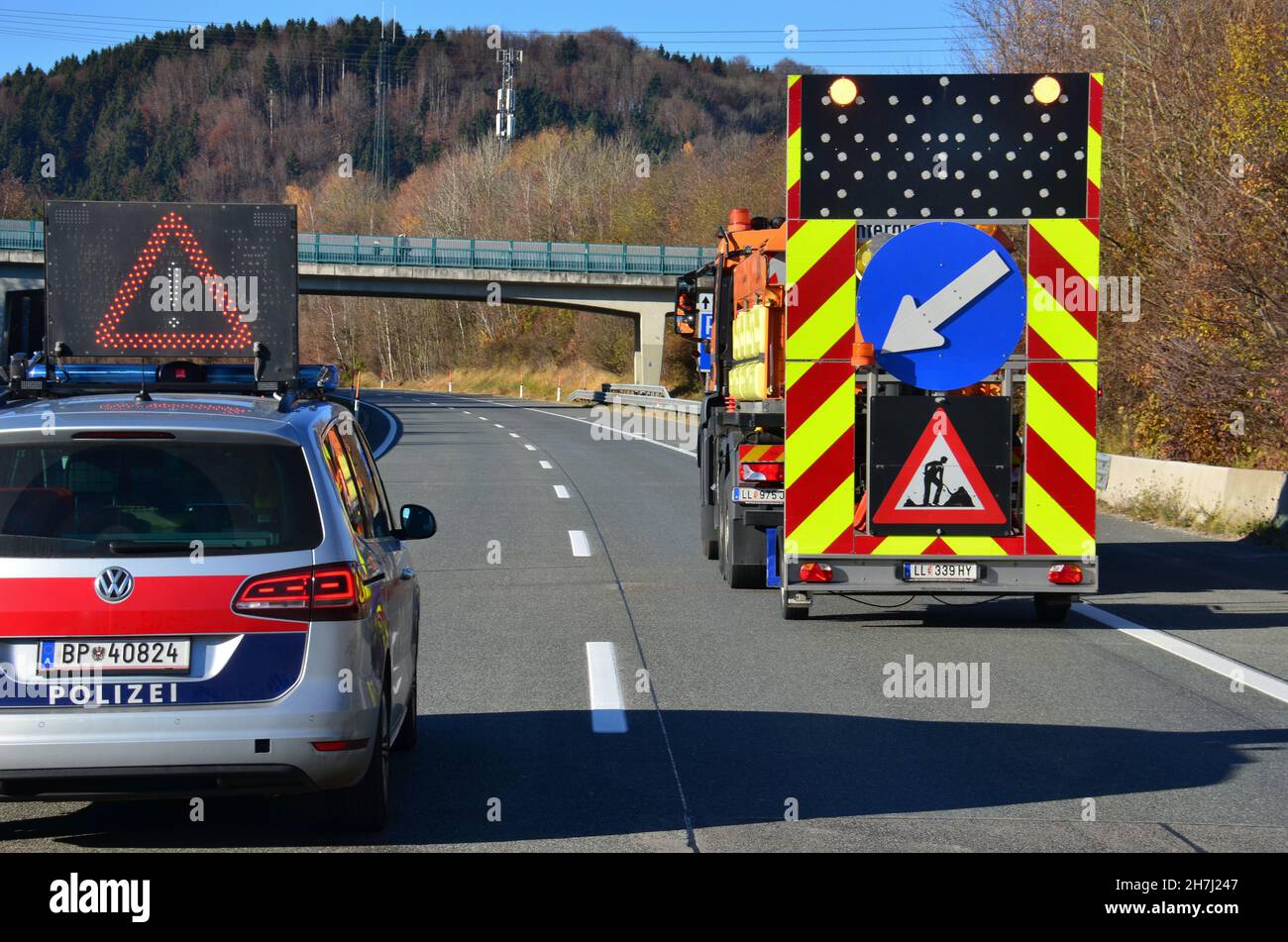 Sperre der Autobahn A1 bei Oberwang wegen Arbeiten an einer Stromleitung, Oberösterreich, Österreich, Europa - Closure of the A1 motorway near Oberwan Stock Photo