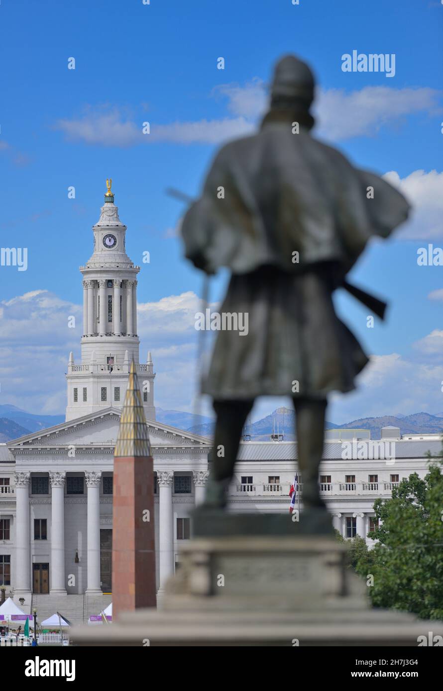 The City Hall with the Veteran's Memorial and Civil War Monument