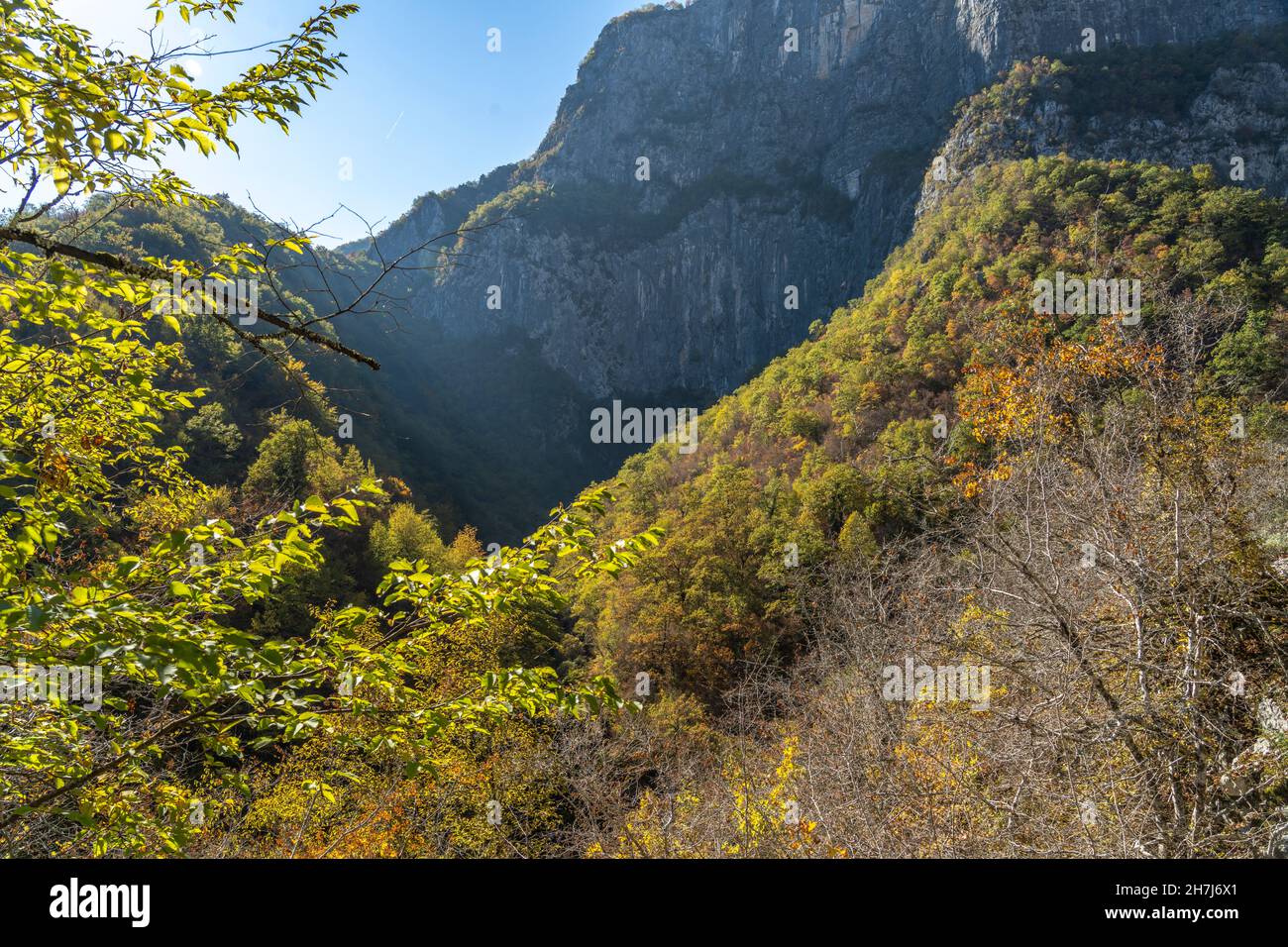 Herbstliche Landschaft am Mrtvica-Canyon, Montenegro, Europa  |  Autumn landscape near Mrtvica-Canyon, Montenegro, Europe Stock Photo