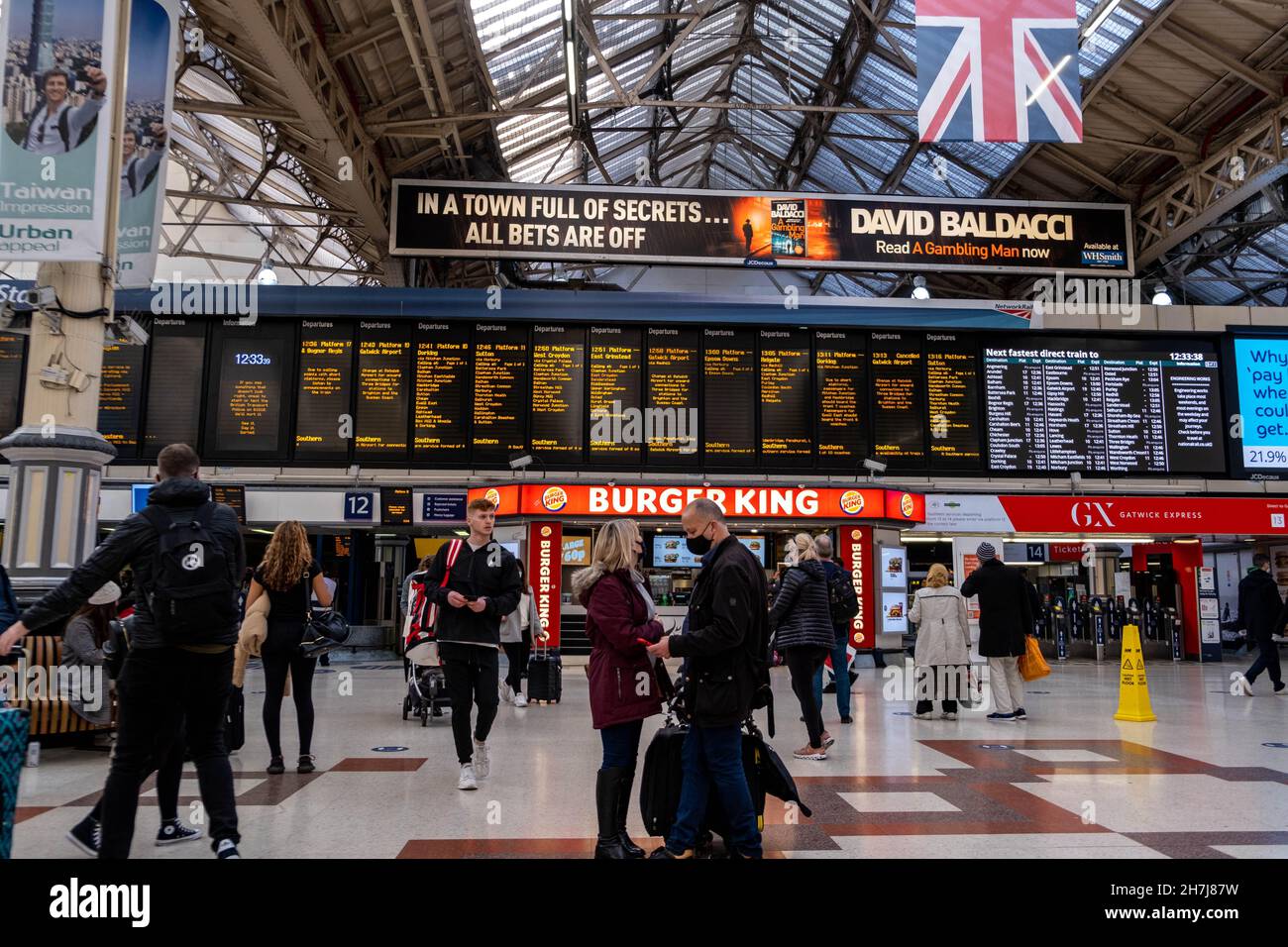 Victoria Overground Victoria Westminster London England UK, November 7 2021, Crowds Of ...