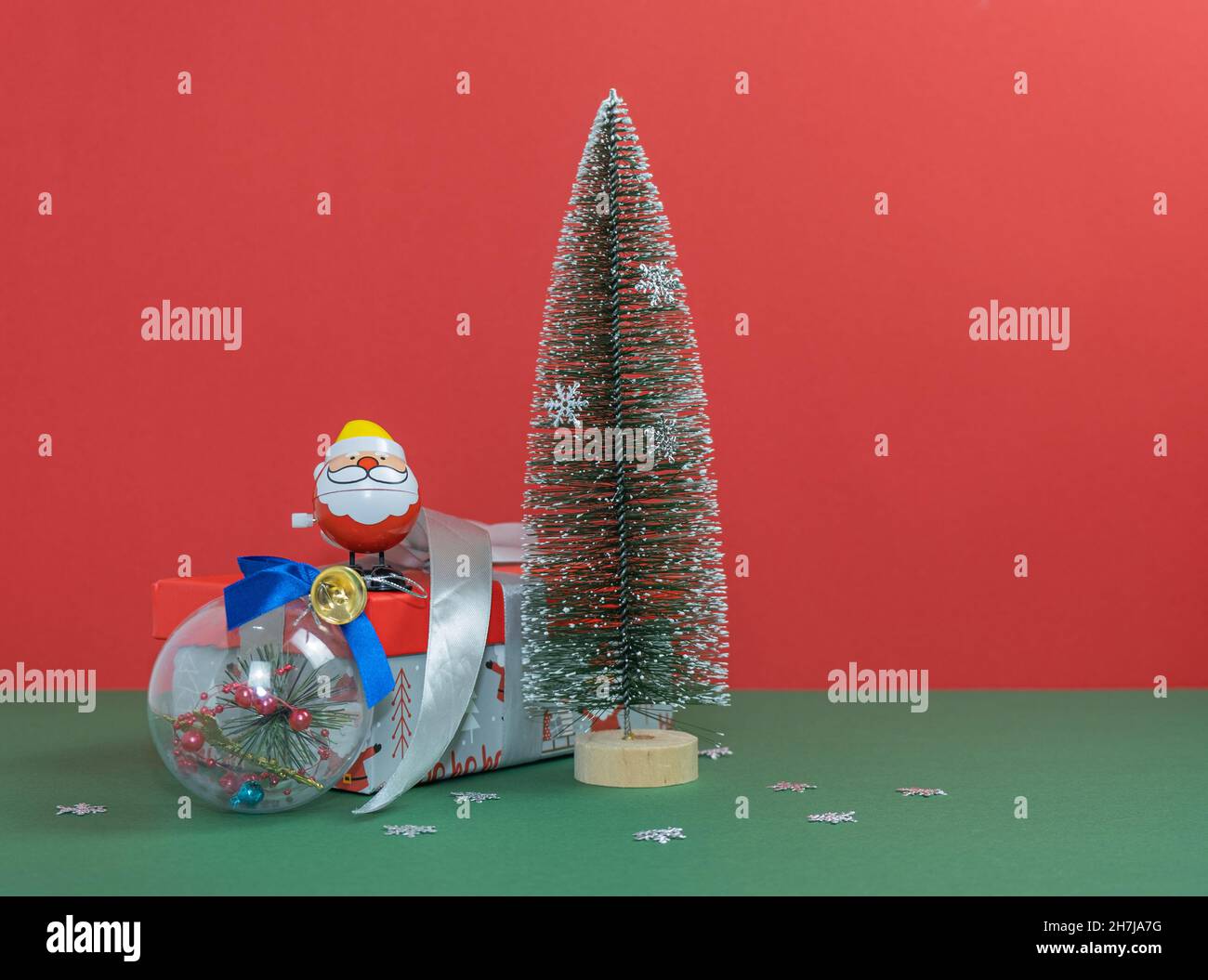 2022 Christmas Big Gift Santa Claus, A Big Gift Is Standing Next To The New Year Tree. Christmas  Decorations. Merry Christmas. Happy New Year 2022 Stock Photo - Alamy